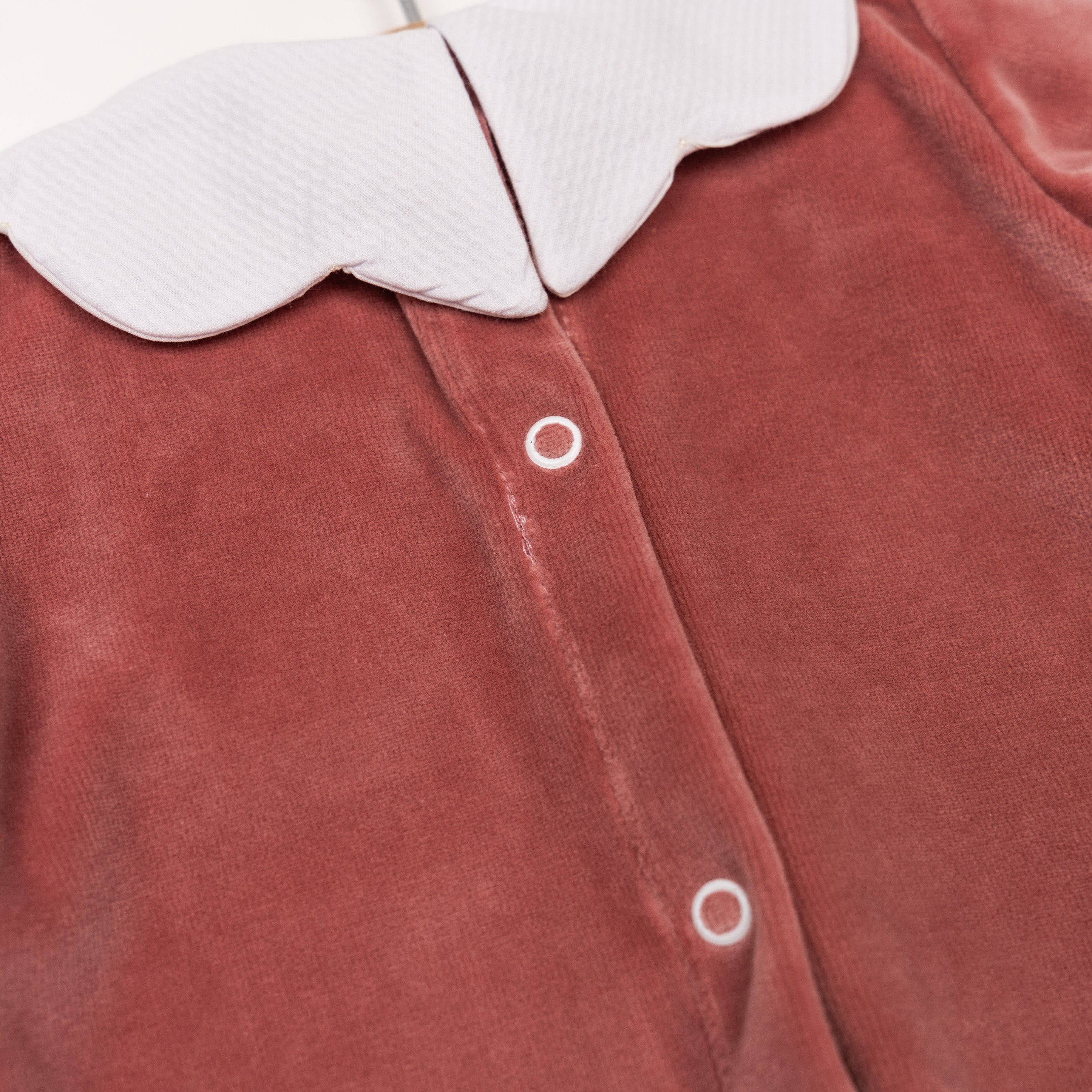 Tutina in ciniglia Rosa con colletto.